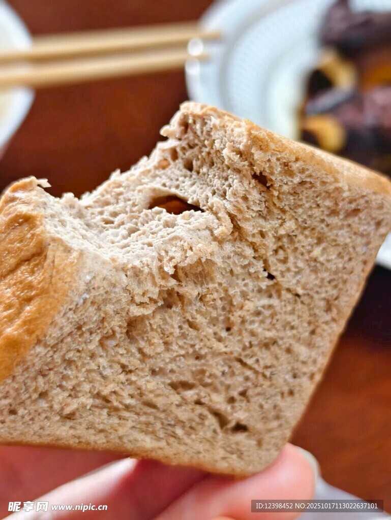 手拿一块全麦面包