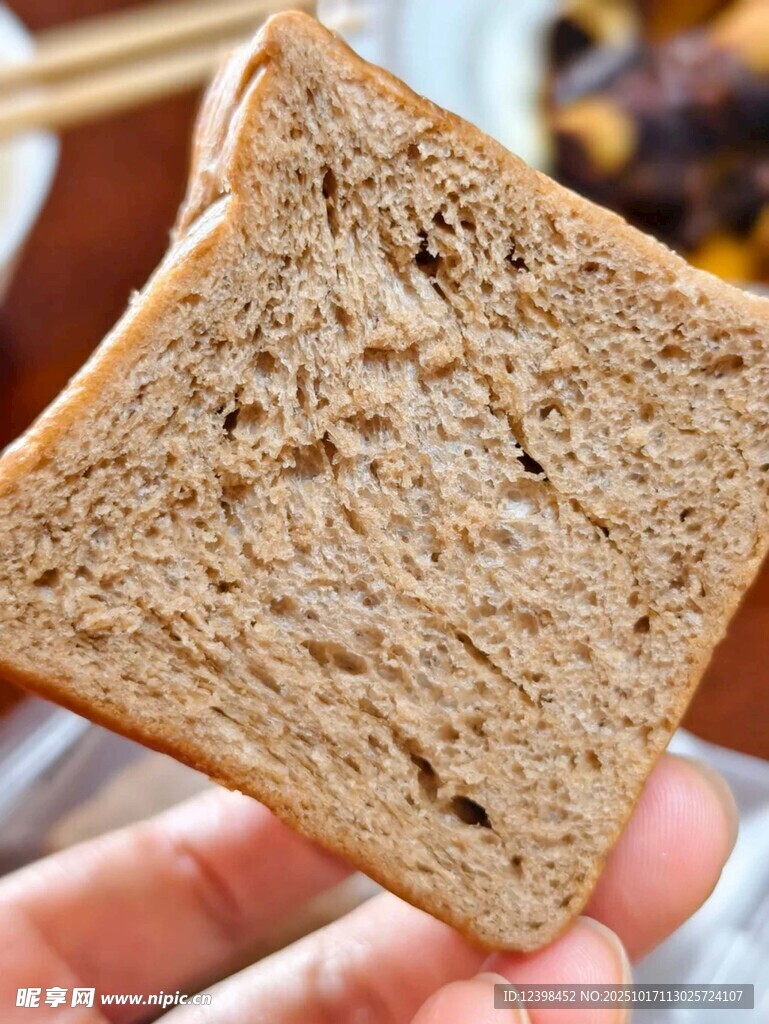 手拿全麦面包特写