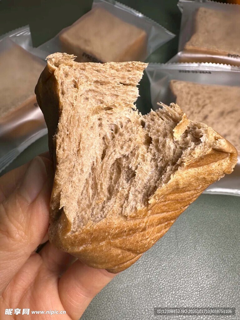 手撕全麦面包特写