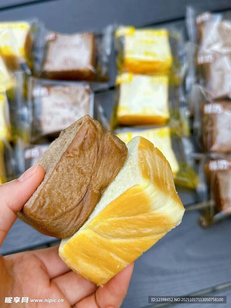 手拿双色美味面包