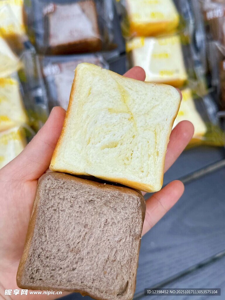 手拿双色美味吐司
