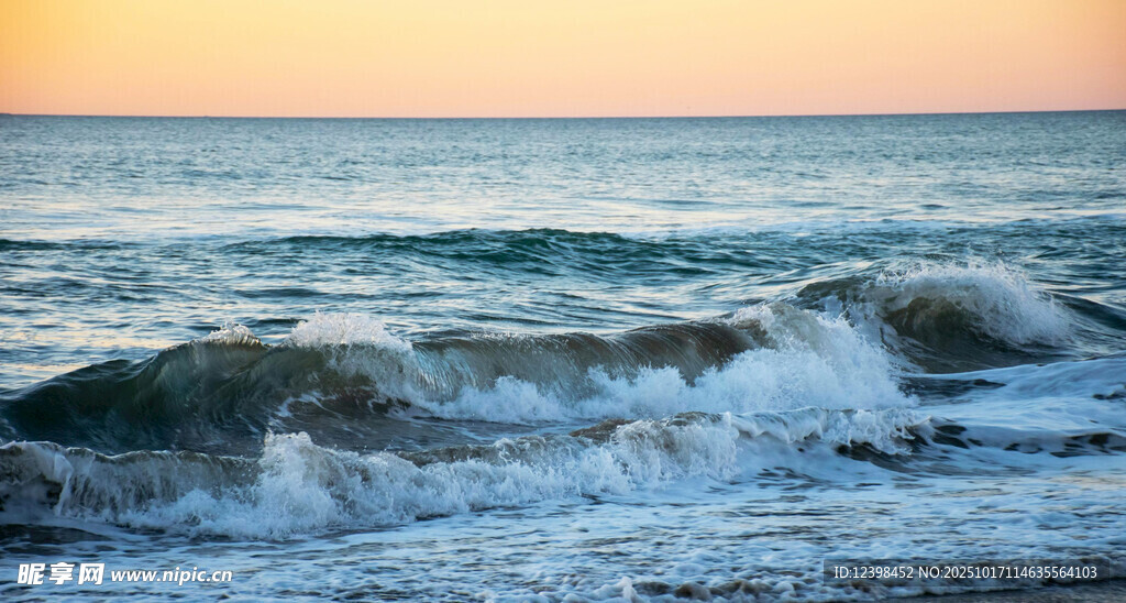 夕阳下的海浪翻涌
