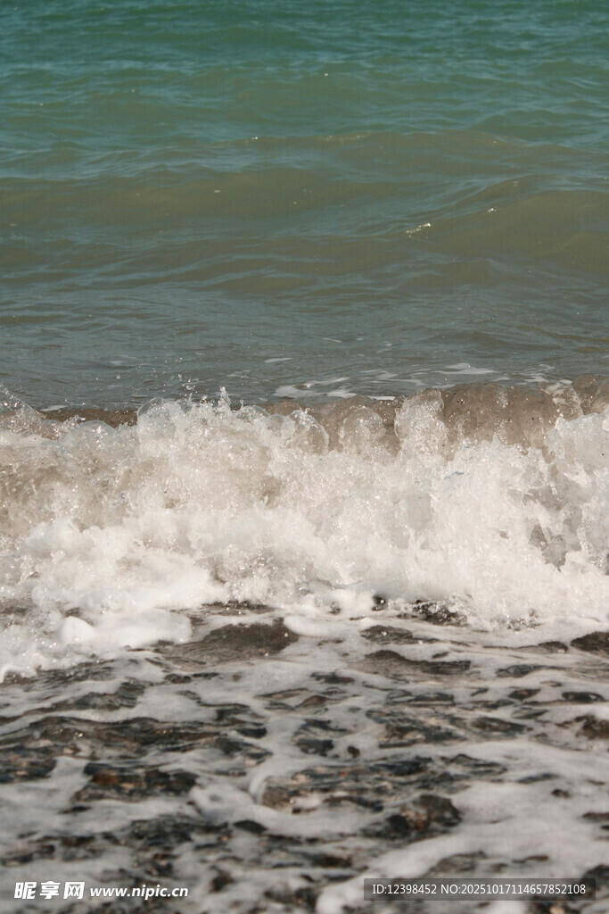 海浪拍打沙滩的瞬间