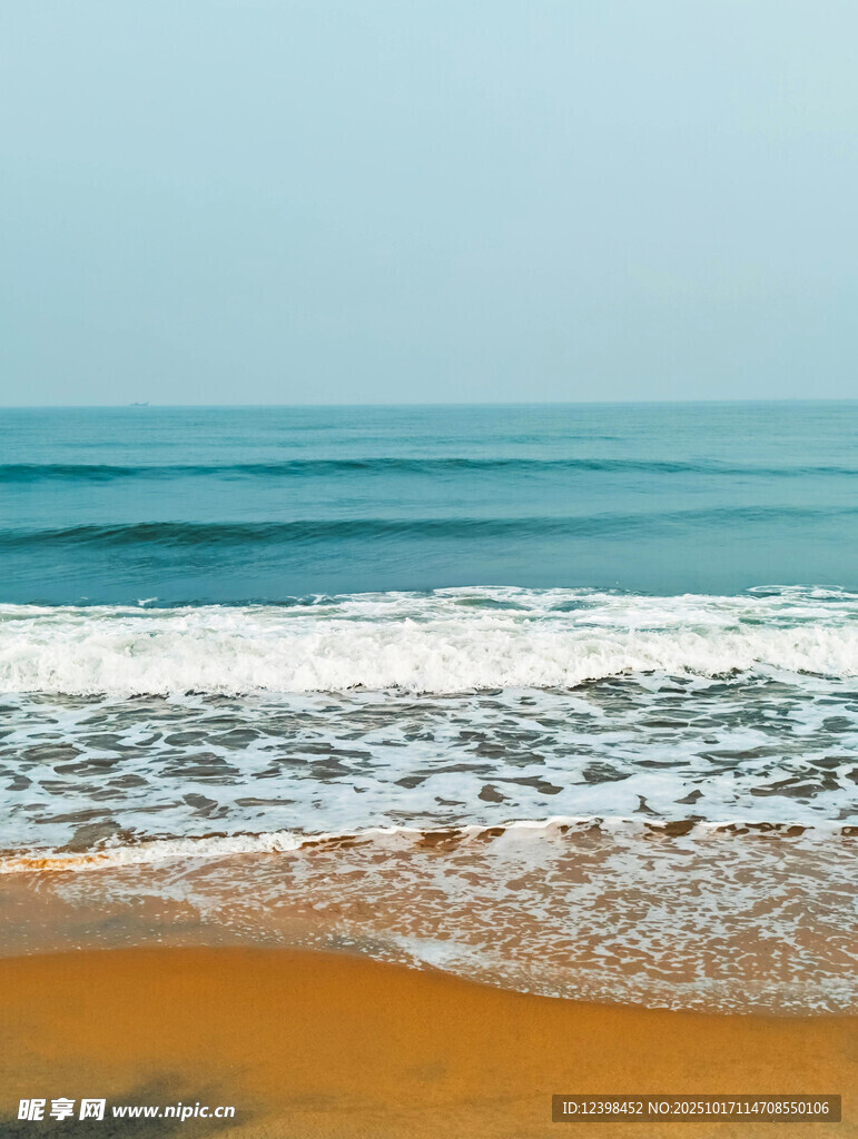 金色沙滩上的海浪美景