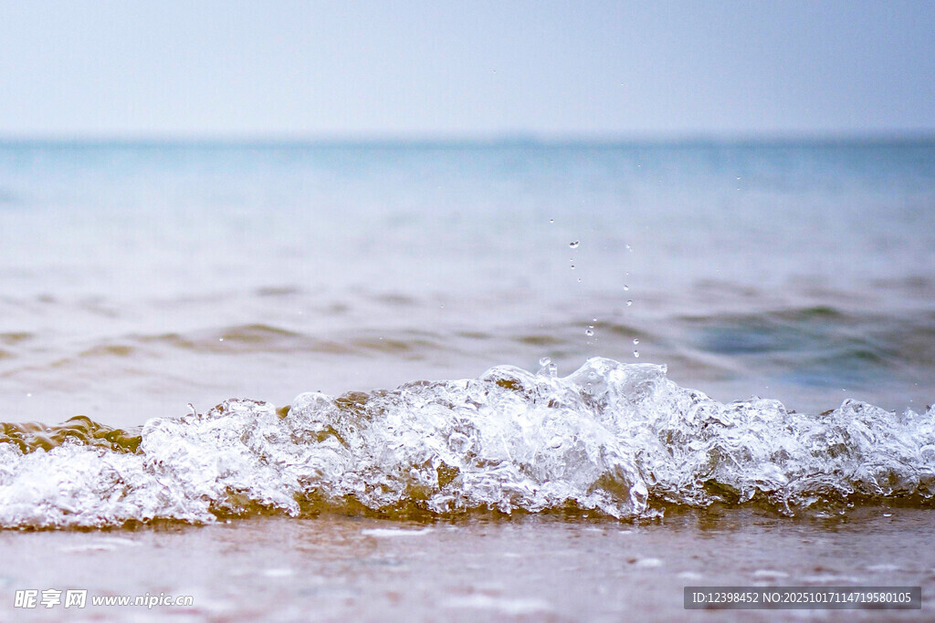 海边浪花轻拍沙滩
