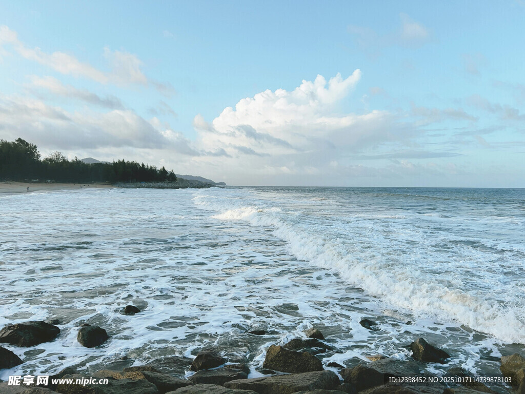 海边礁石与翻涌海浪美景