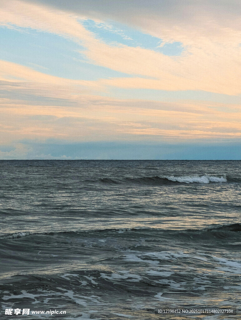 海边日落时分的壮阔海景