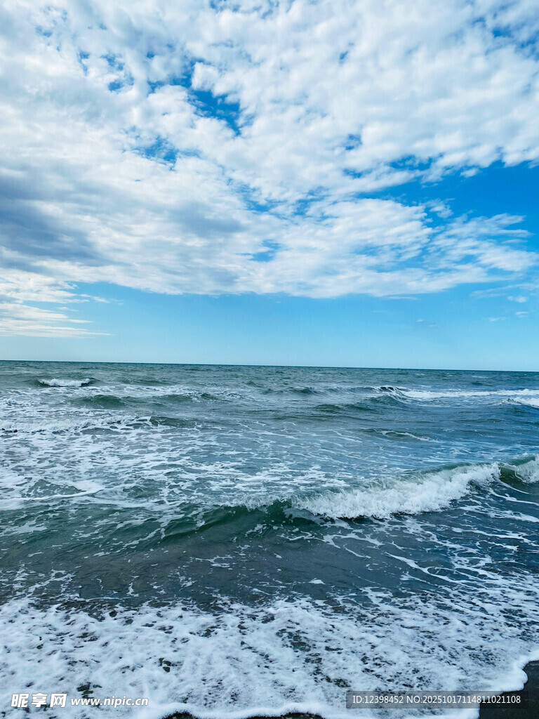 海边浪花翻涌的壮阔风景
