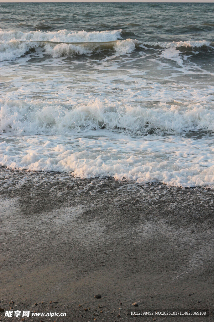 海浪轻拍沙滩的美丽景象