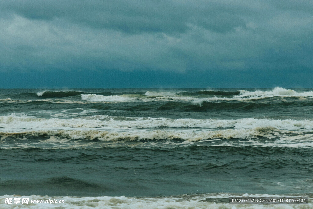 波涛汹涌的海面景象
