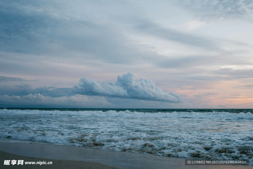 海边日暮时分的浪漫海景