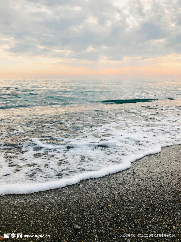海边黑沙滩
