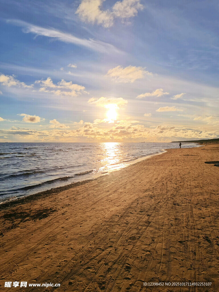 海边夕阳下的金色沙滩