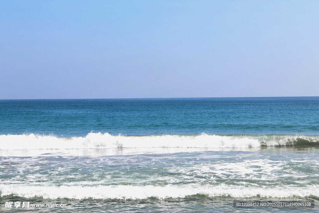 海浪翻涌的蔚蓝海岸线