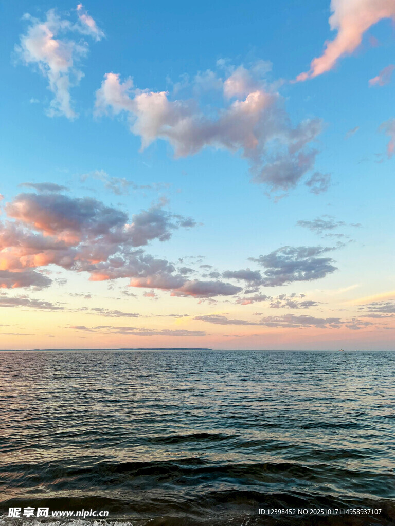 海边绚烂晚霞与波光海面