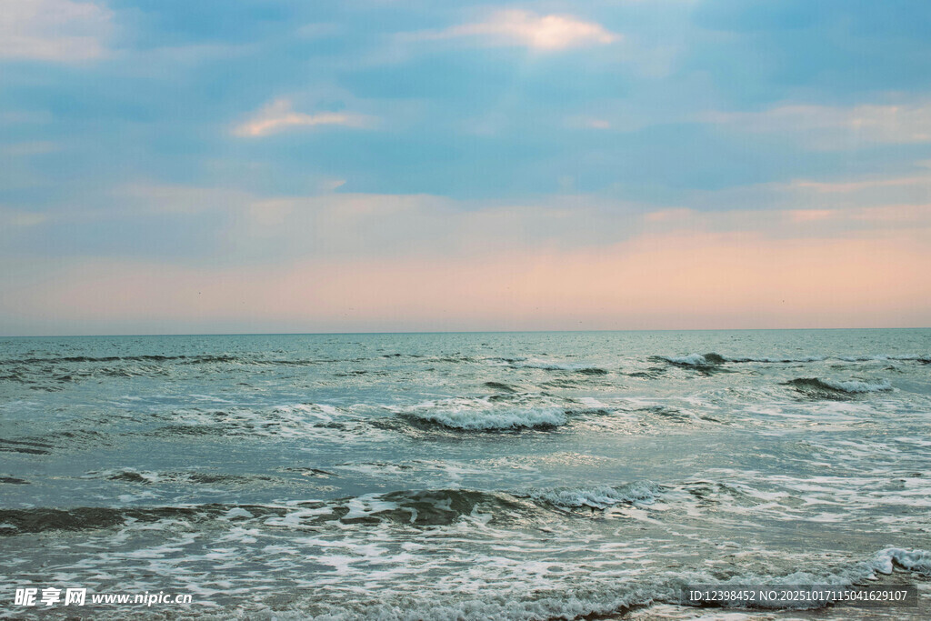 海边日落时分的翻涌海浪