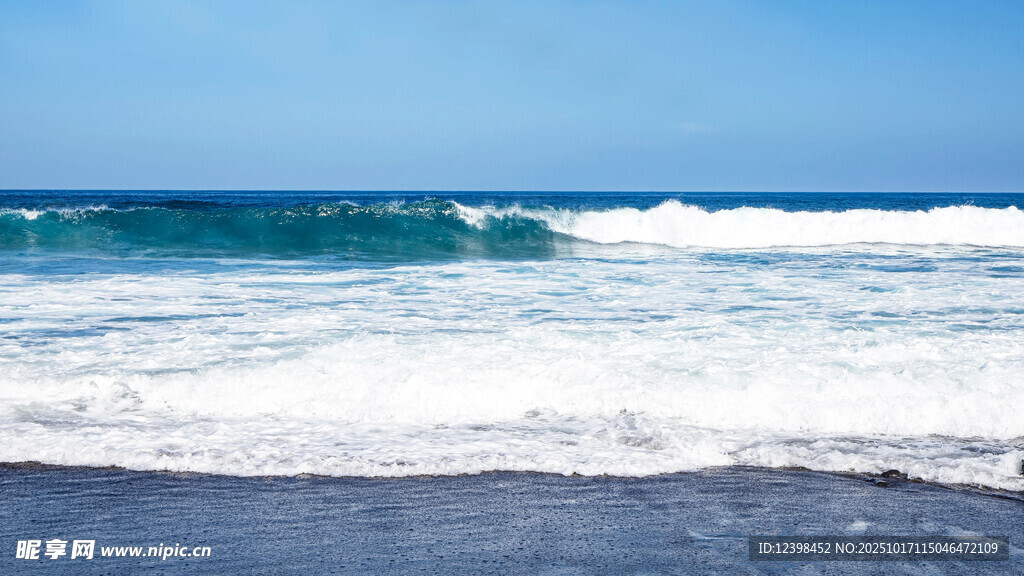 蔚蓝海岸海浪翻涌
