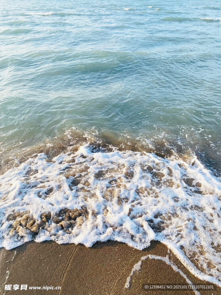 海浪轻拍沙滩的美丽瞬间