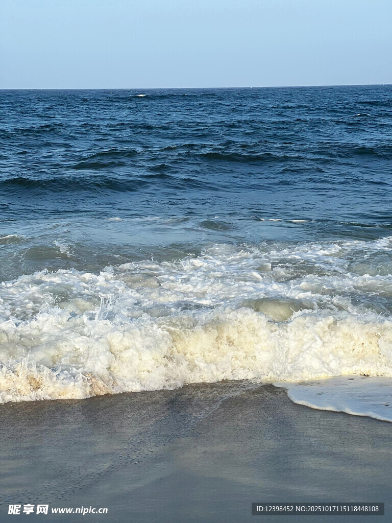 海浪轻拍沙滩的美丽景致