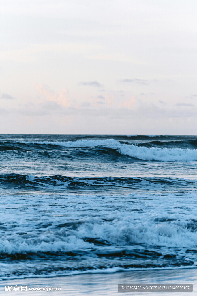 海边海浪翻涌美景