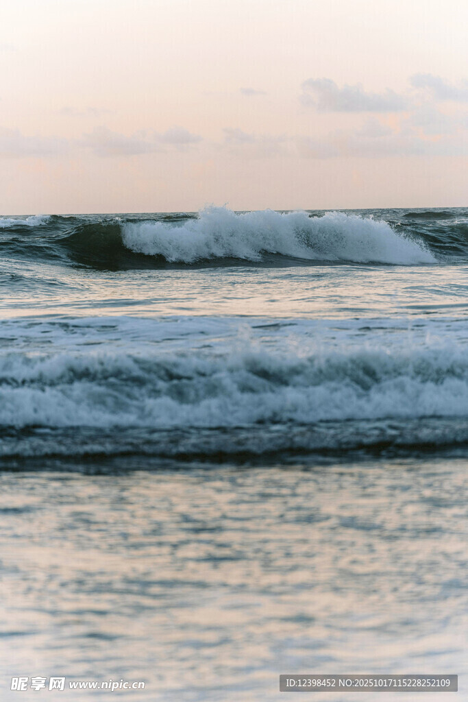 海边翻涌的白色浪花
