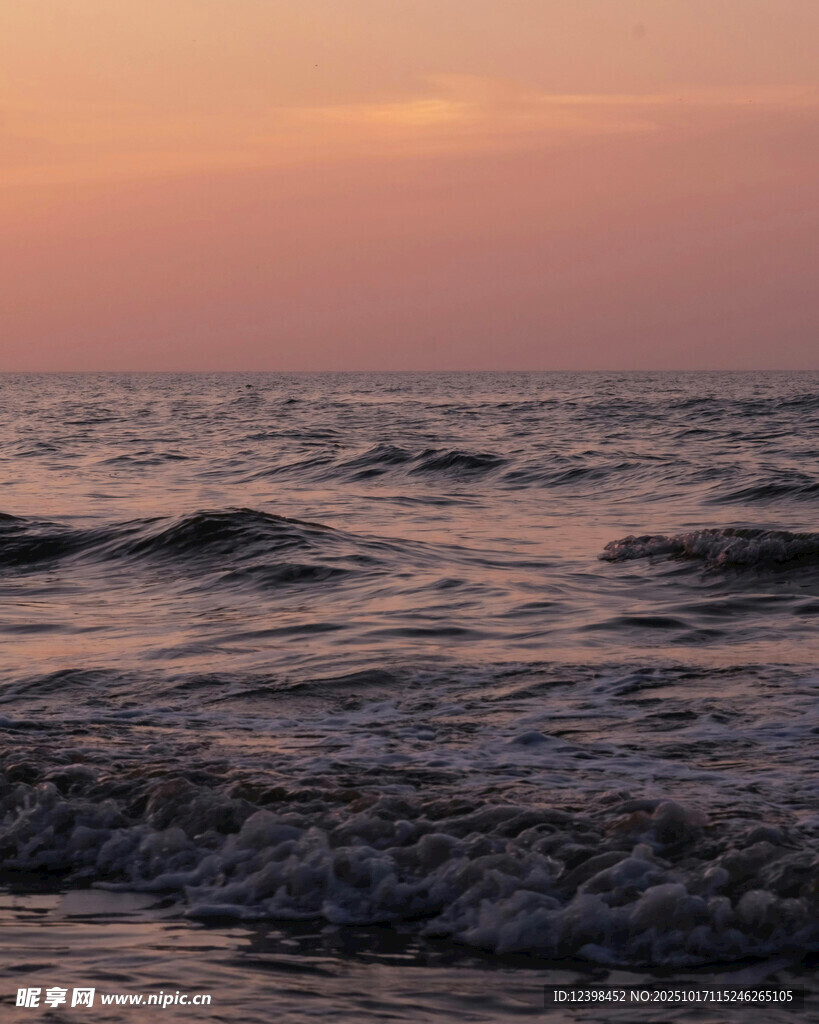 海边日落时分的翻涌海浪