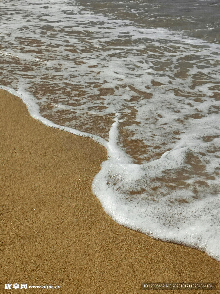 海浪轻吻沙滩的美丽瞬间