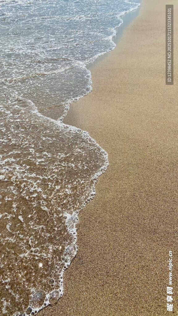 海浪轻吻沙滩的美丽瞬间