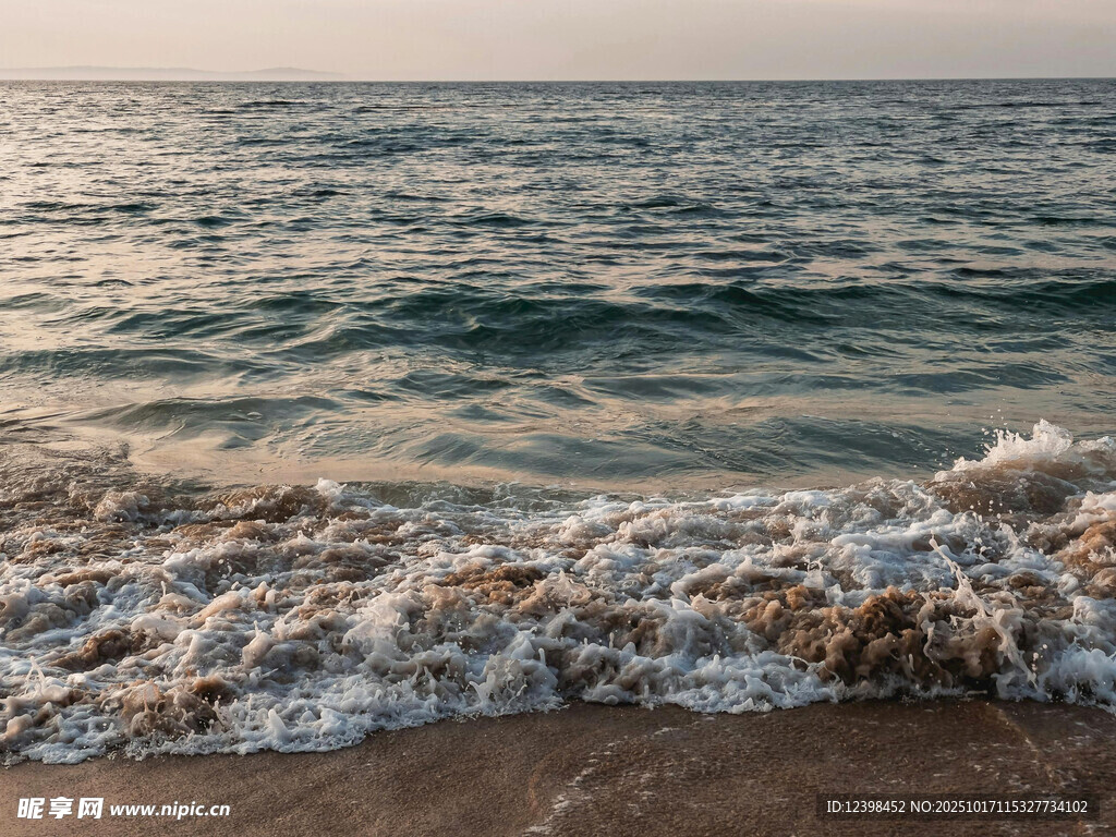 海边浪潮拍打沙滩美景