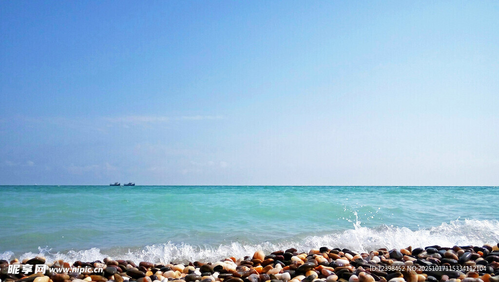海边碎石与蔚蓝大海