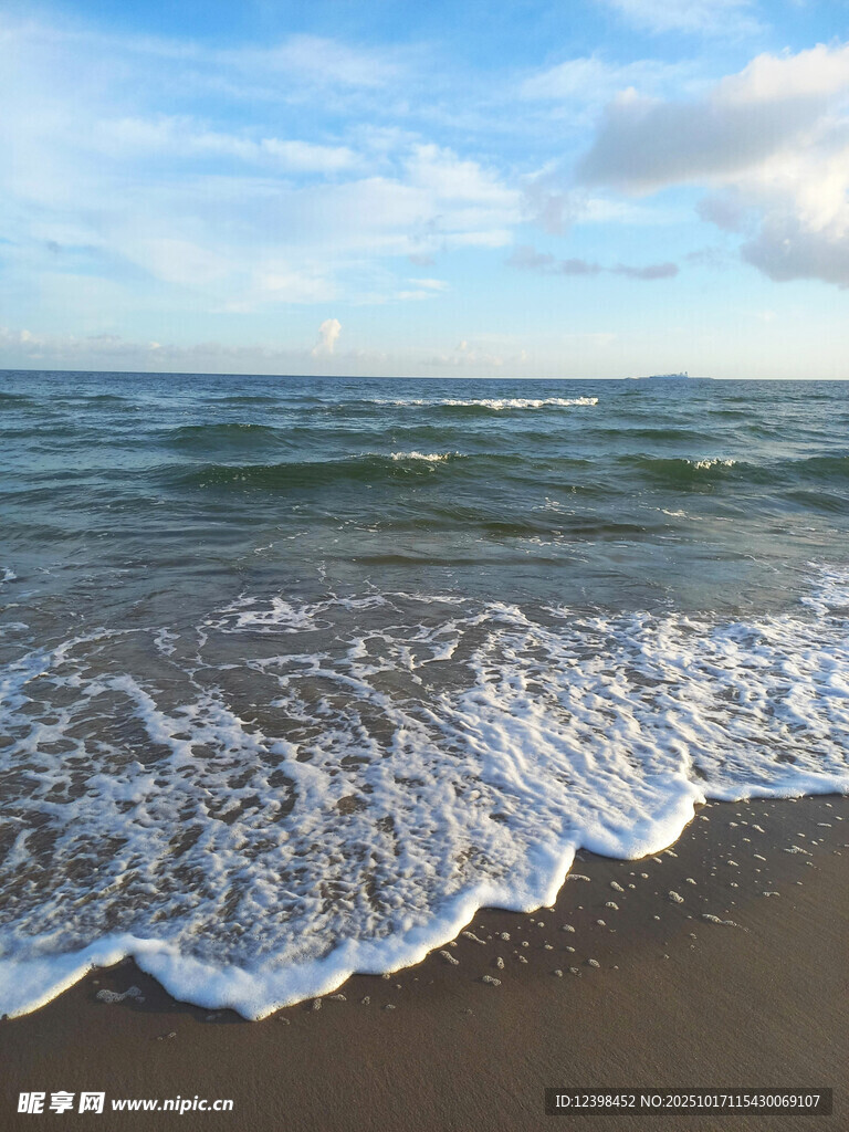 海边翻涌的白色海浪