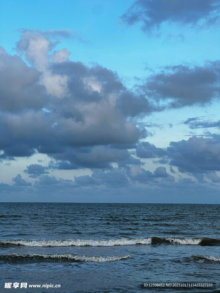 海边壮丽天空与翻涌海浪