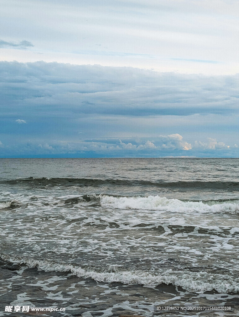 海边波浪与天空景象