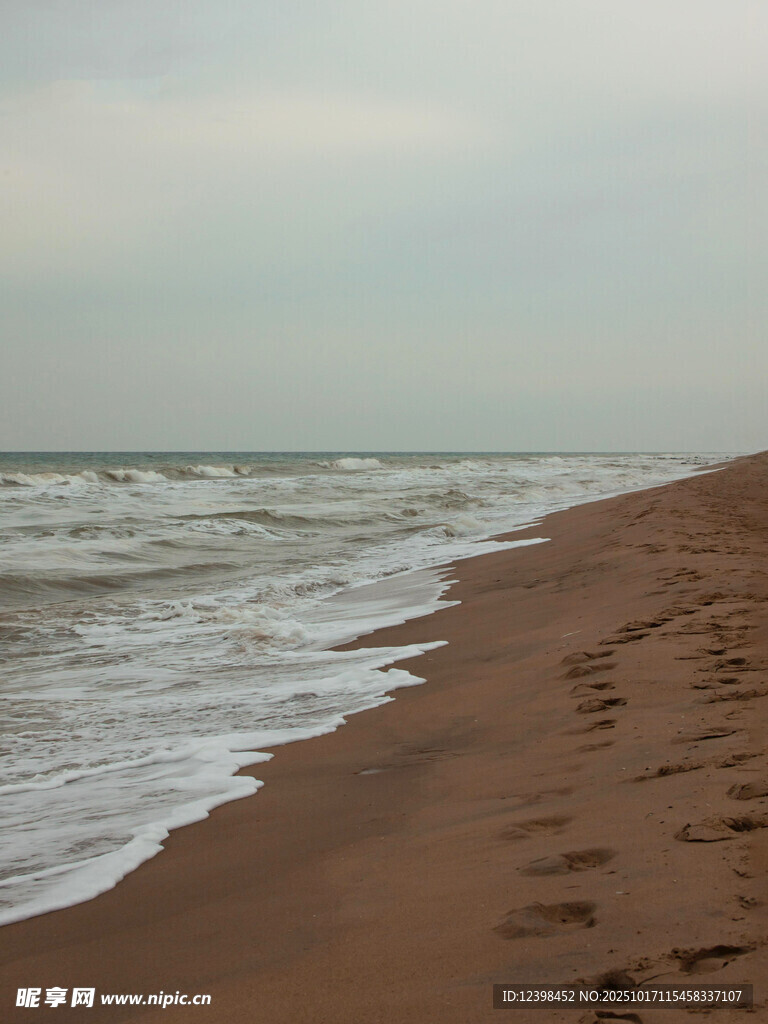 沙滩上的海浪与串串脚印