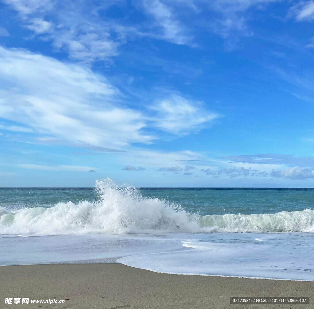 海浪拍打沙滩的美丽景致