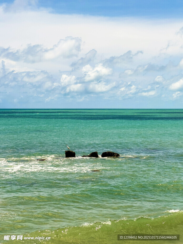 碧海蓝天中的海中礁石