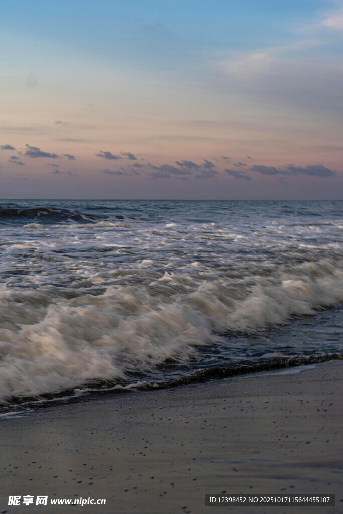 海边日落时的翻涌海浪