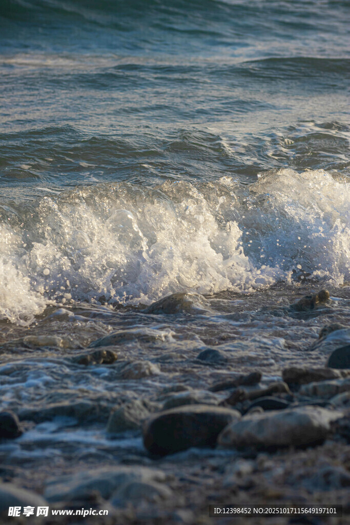 海边浪花拍打岸边石块