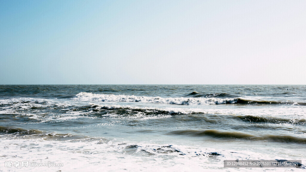 海边浪花翻涌的美丽景象