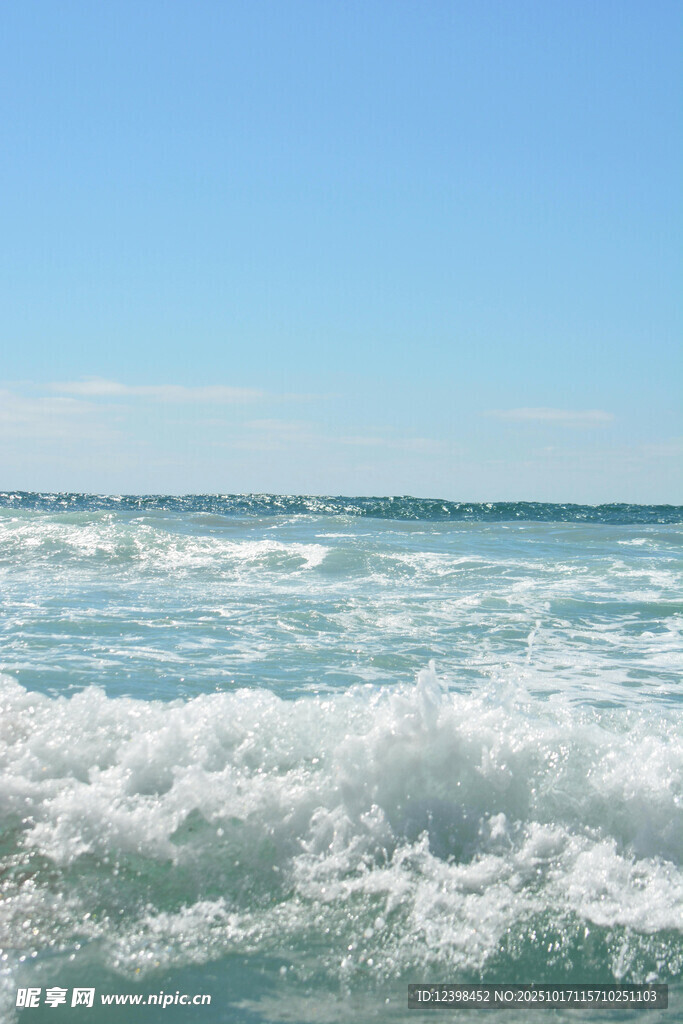 海浪翻涌的蓝色海洋