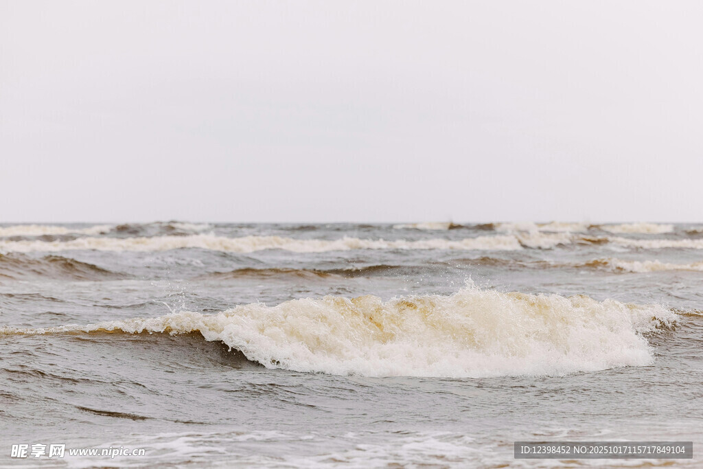 海浪翻涌的壮阔海景
