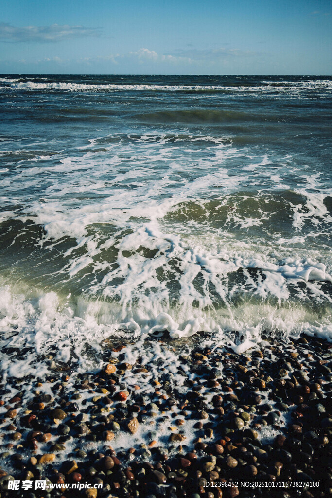 海边碎石与翻涌海浪