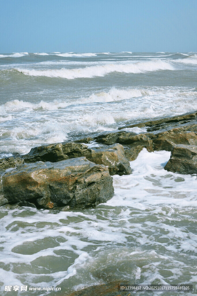 海浪拍击礁石的海边景象