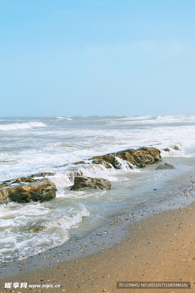 海边礁石与翻涌海浪