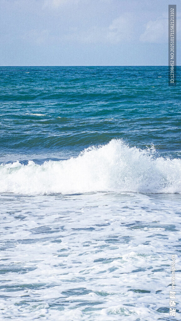 海浪翻涌的蓝色海洋