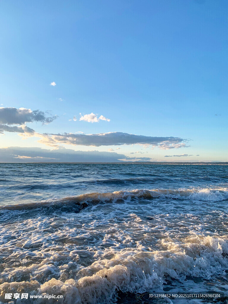 海边浪花翻涌的美丽景致