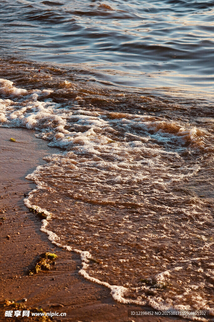 海边沙滩上的海浪瞬间
