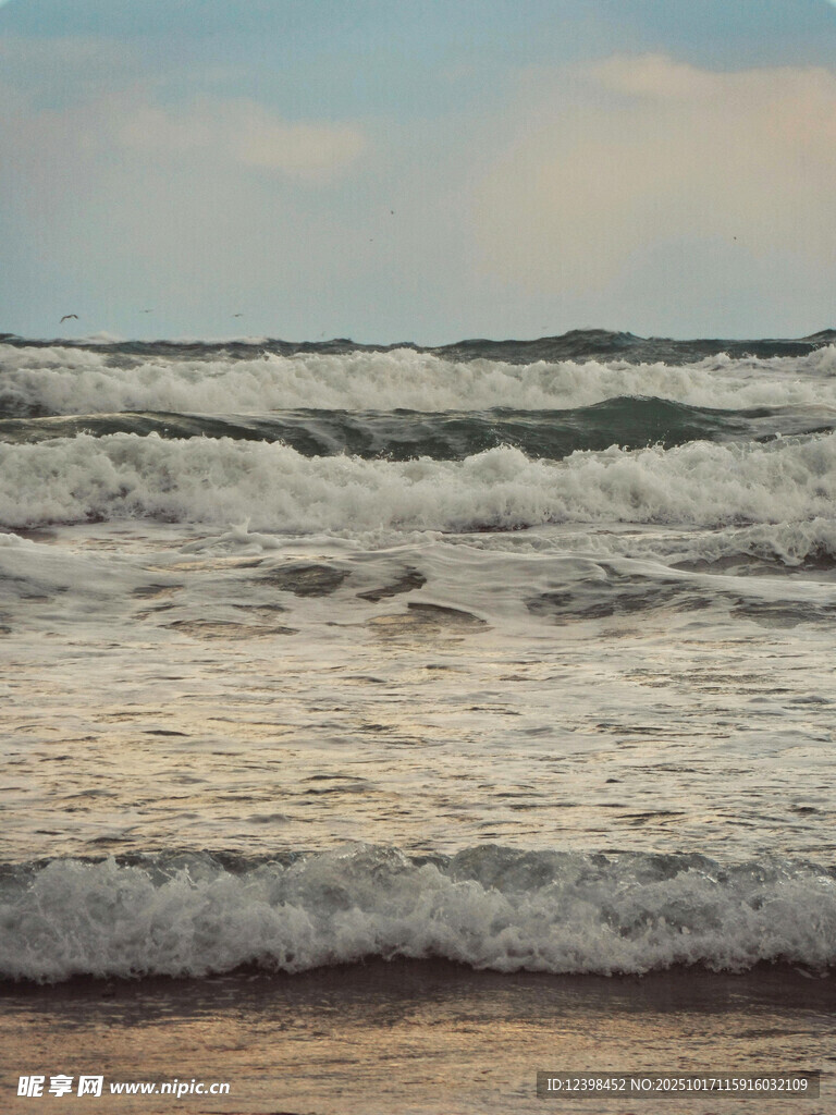 海浪拍岸的美丽海滨景象