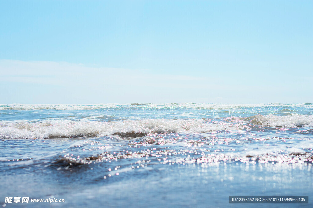 海边海浪轻拍沙滩美景