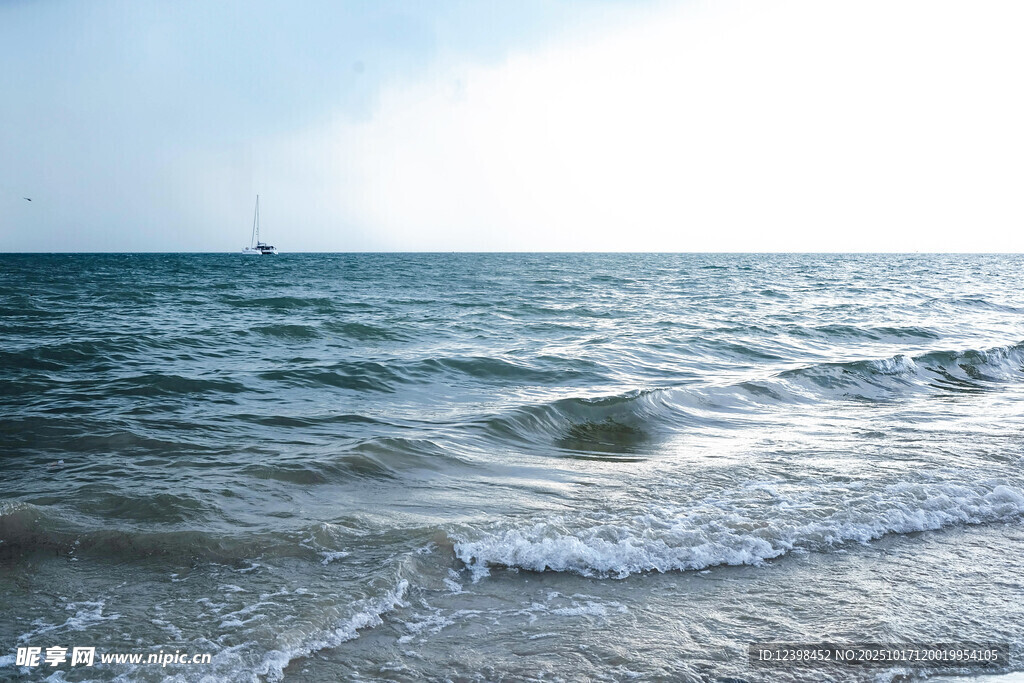 海边海浪与远处船只